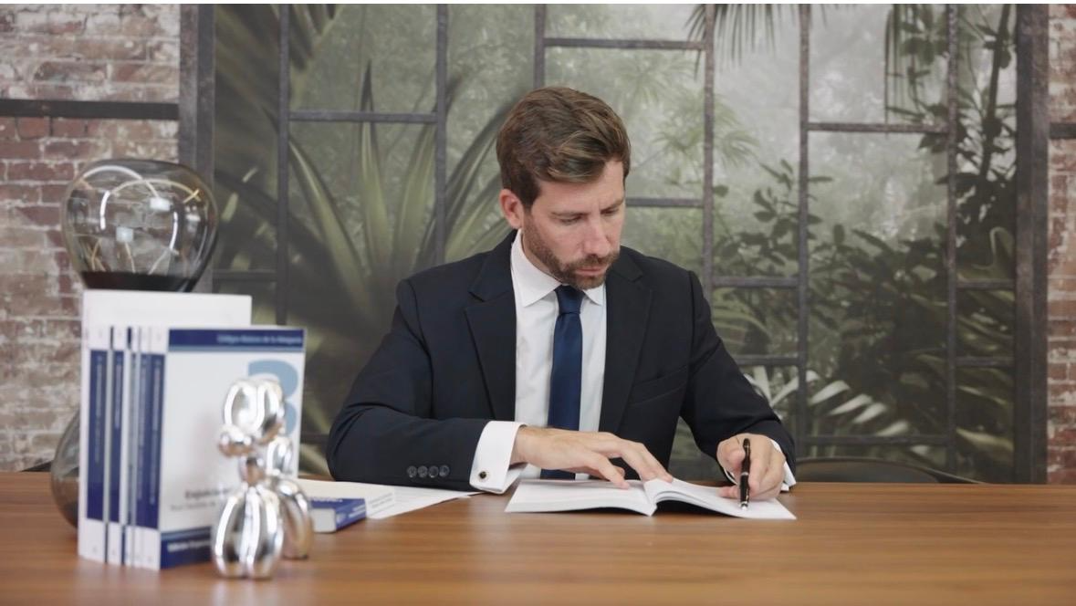 Abogado especializado trabajando para su cliente