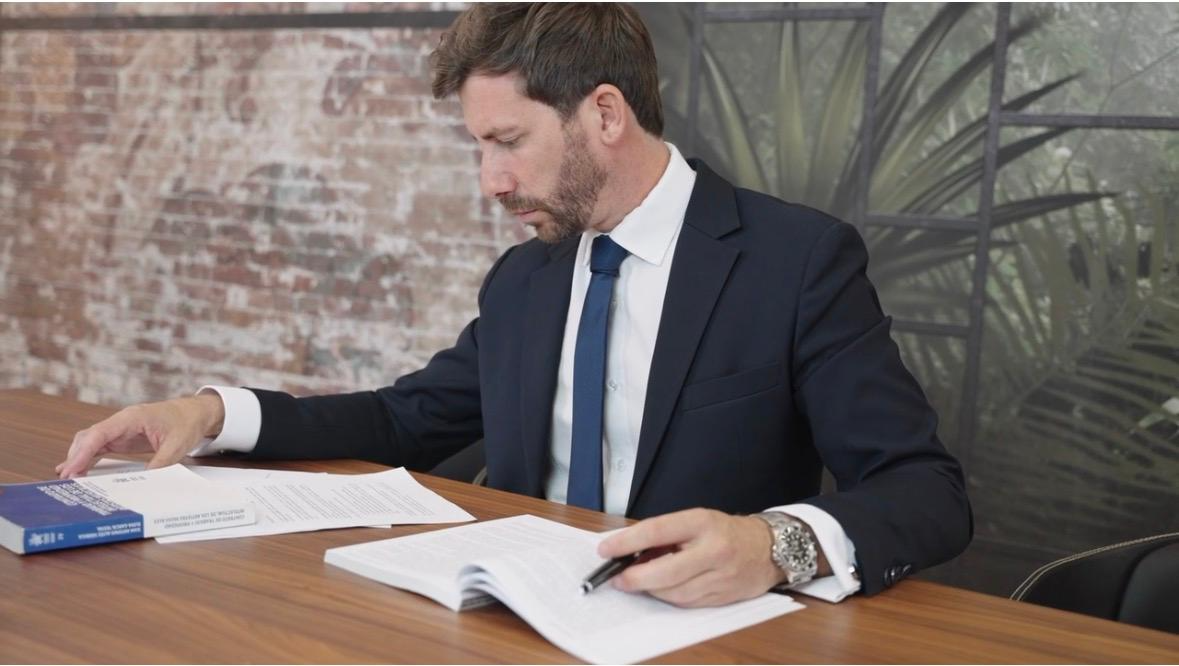 Abogado trabajando para su cliente