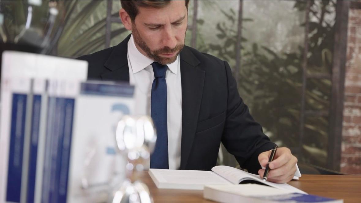 Abogado Jorge Aparicio trabajando para su cliente